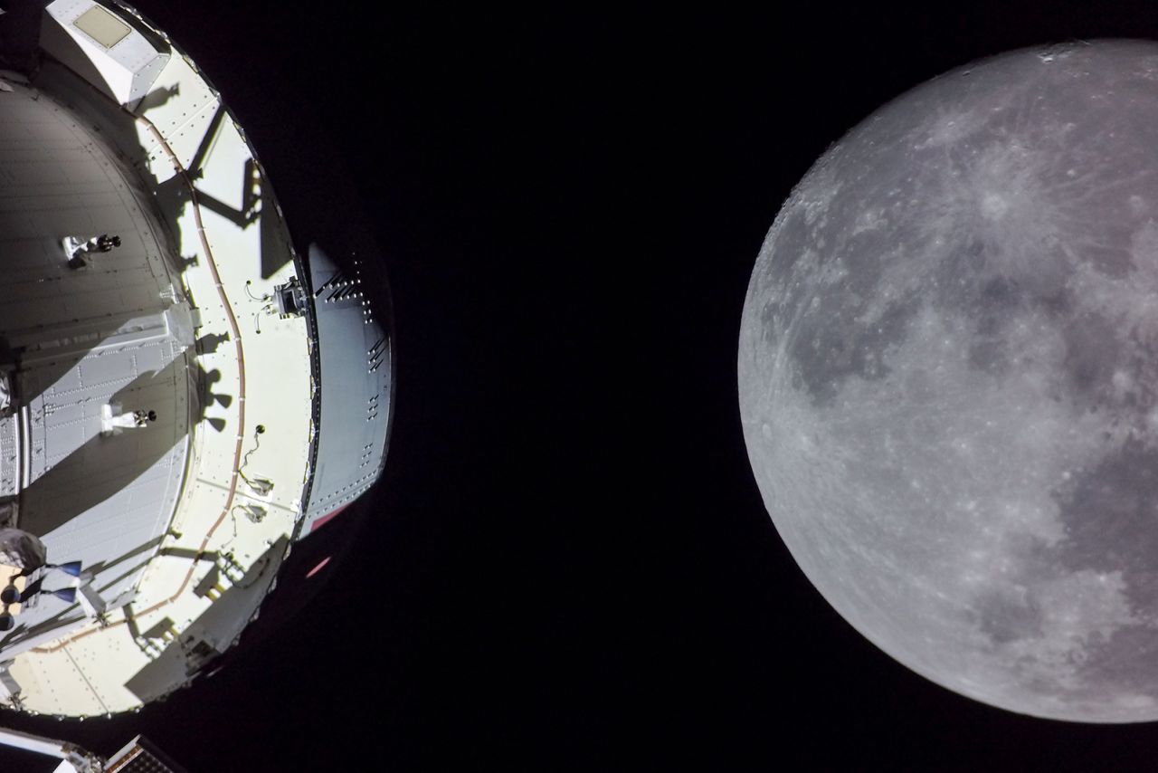 Облет вокруг луны. Космический корабль НАСА. Шаттл на Луне. Лунный корабль Орион Артемис приземлился 11 декабря. Логотип корабля НАСА Орион.