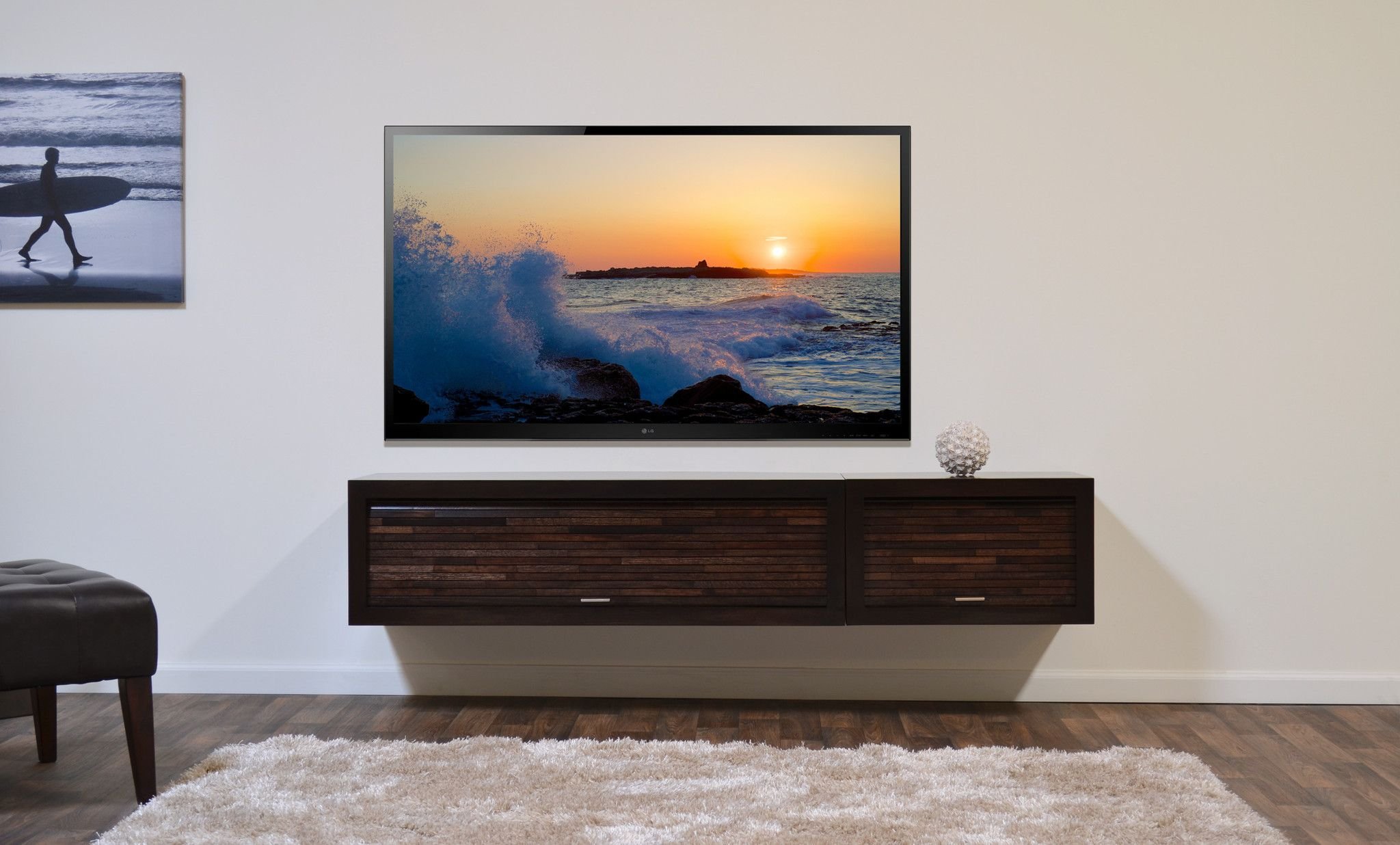 Купить телевизор в комнату. Toshiba 55 дюймов саундбар. Телевизор на стене. Телевизор настенный. Плоский телевизор на стену.